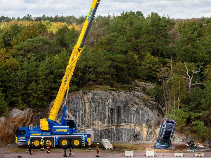 Volvo simule dix accidents à 100 km/h en lâchant des voitures d’une grue à… 30 mètres de haut